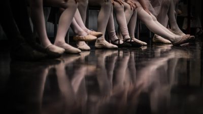 日系写真偶像风格对比图，多位清新系女演员合影，展现日本演艺圈多元化的清新风格