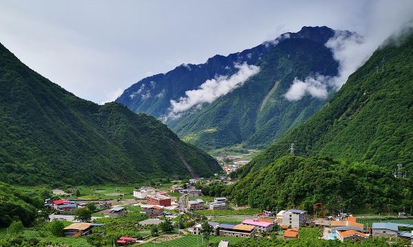 青山菜々清新系列代表作封面，日系风格摄影，自然光线下的甜美少女形象，画面清新明亮